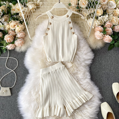 Дамски плетен комплект от потник и къси панталони