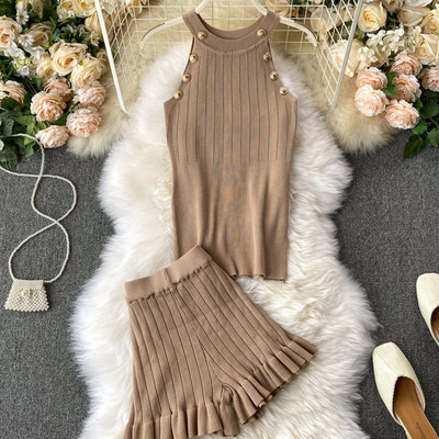 Дамски плетен комплект от потник и къси панталони