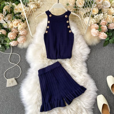 Дамски плетен комплект от потник и къси панталони