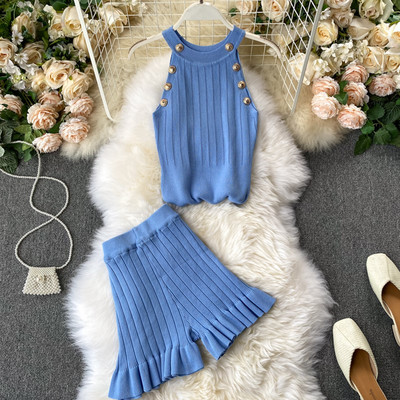 Дамски плетен комплект от потник и къси панталони