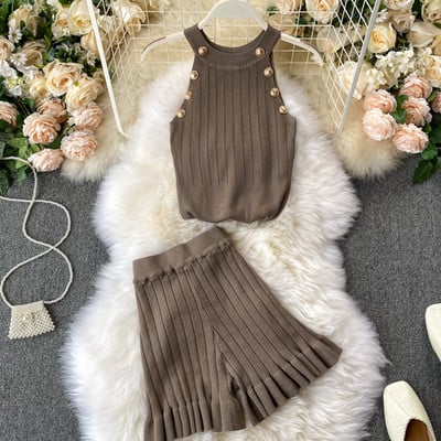 Дамски плетен комплект от потник и къси панталони