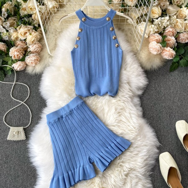 Дамски плетен комплект от потник и къси панталони