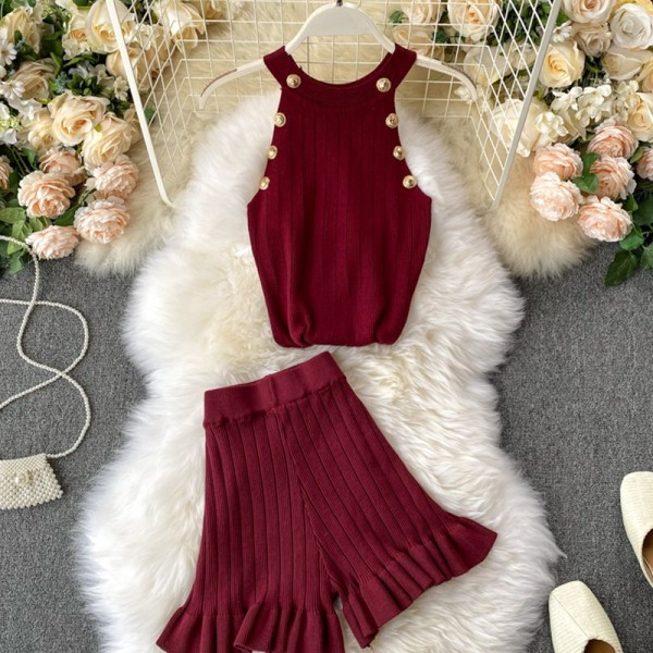 Дамски плетен комплект от потник и къси панталони