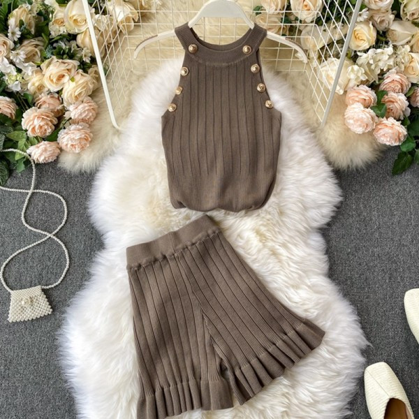 Дамски плетен комплект от потник и къси панталони