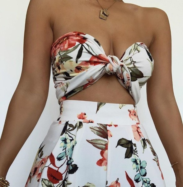 Modern nyári szett mellesebb és hosszú nadrágból, virágmintával