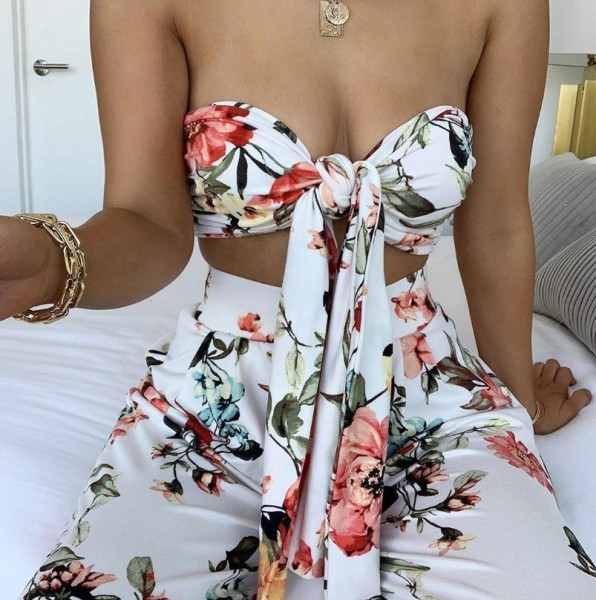 Modern nyári szett mellesebb és hosszú nadrágból, virágmintával