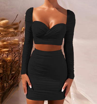 Modern testhezálló szett, amely egy rövid blúzból és egy szoknyából áll