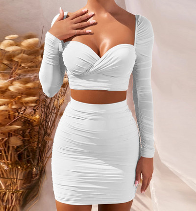 Modern testhezálló szett, amely egy rövid blúzból és egy szoknyából áll