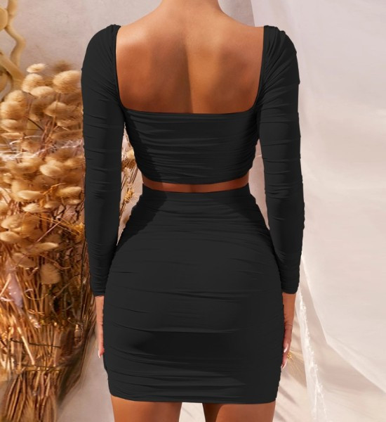 Modern testhezálló szett, amely egy rövid blúzból és egy szoknyából áll