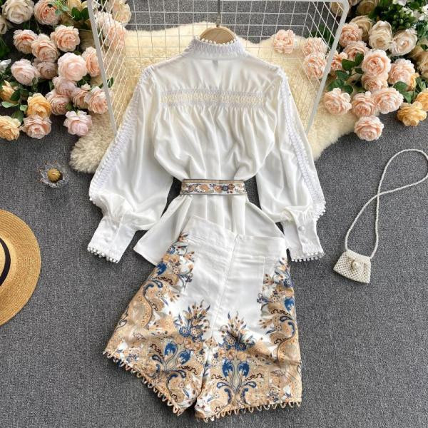 Κομψό γυναικείο πουκάμισο με πέρλες και σορτς