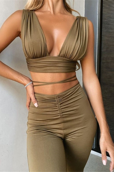 Modern mellszobor szett mély nyakkivágással és hosszú nadrággal