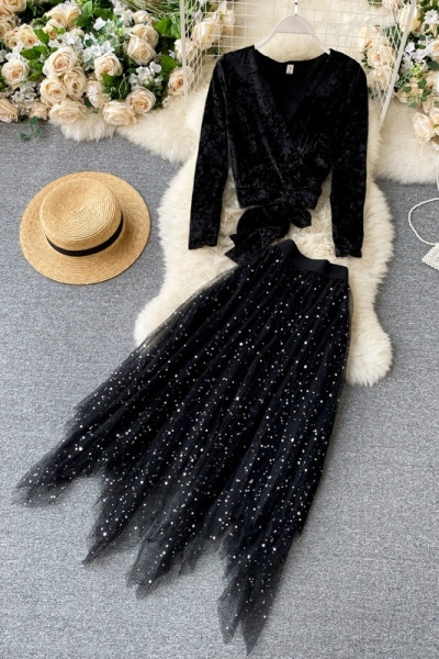 Μοντέρνο σετ  -  φούστα με γυαλιστερό εφε και βελούδινη μπλούζα