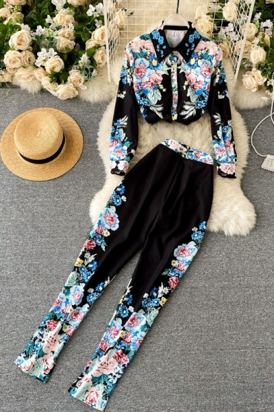 Uue mudeli naiste komplekt kahest osast - püksid ja särk