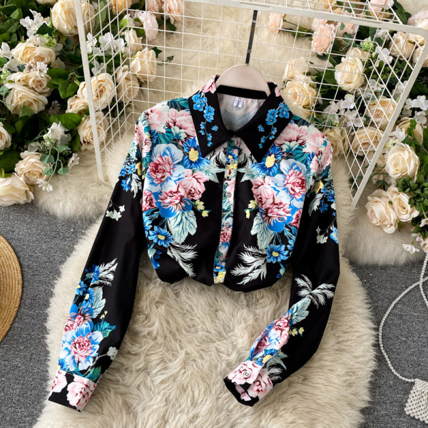 Uue mudeli naiste komplekt kahest osast - püksid ja särk