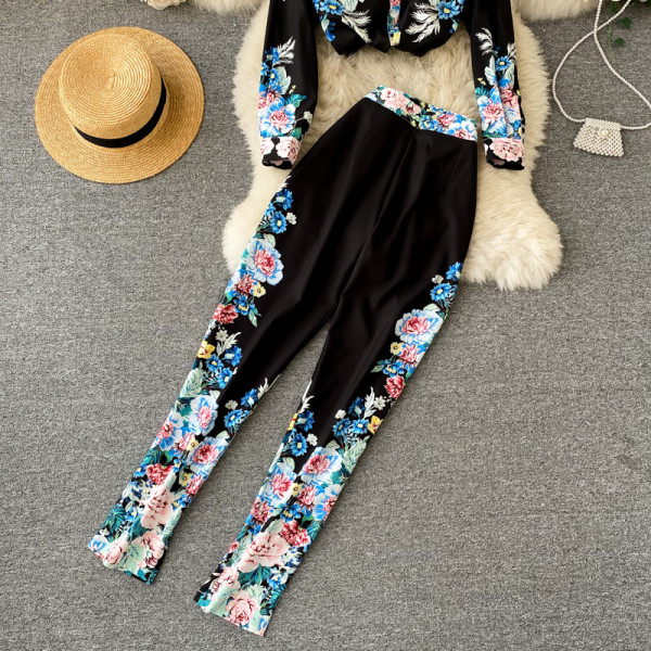 Uue mudeli naiste komplekt kahest osast - püksid ja särk