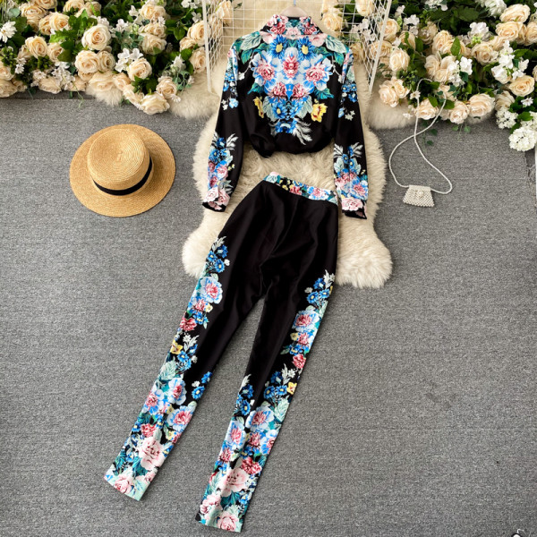 Uue mudeli naiste komplekt kahest osast - püksid ja särk