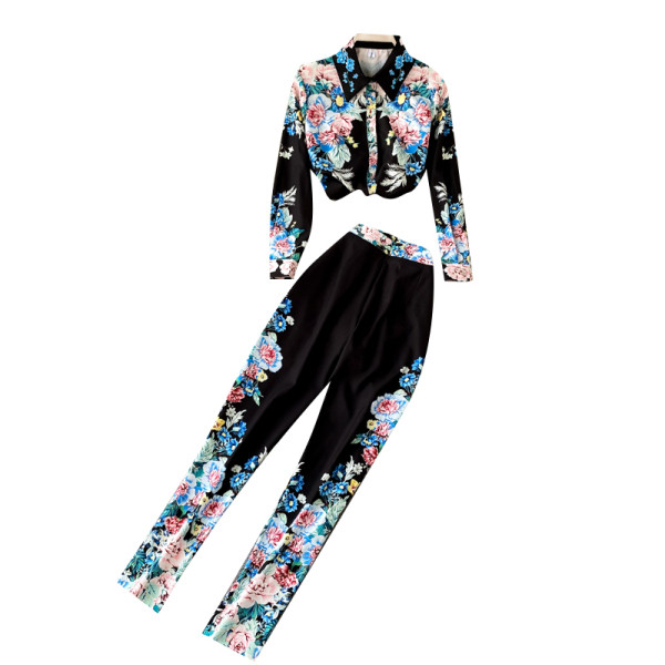 Uue mudeli naiste komplekt kahest osast - püksid ja särk