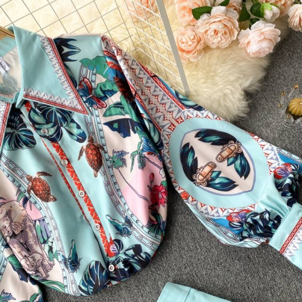 Női alkalmi szett színes mintával és klasszikus gallérral