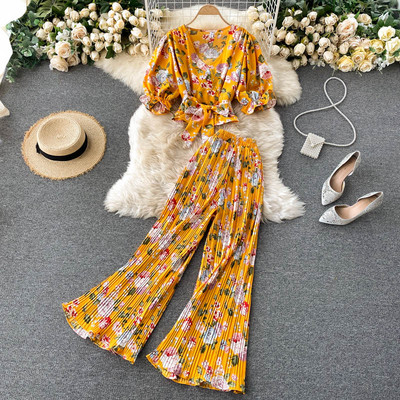 Moderan ženski komplet sa cvjetnim motivima