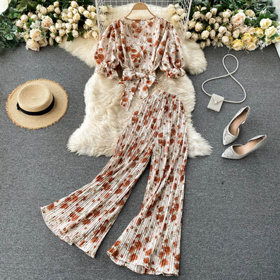 Moderan ženski komplet sa cvjetnim motivima