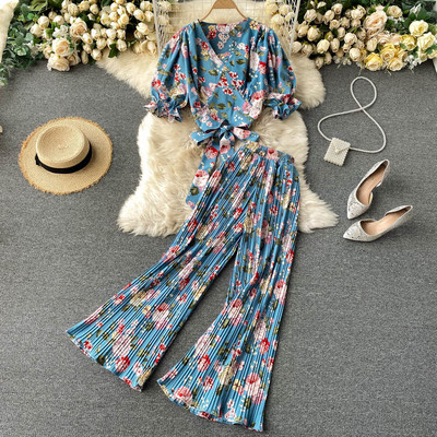 Moderan ženski komplet sa cvjetnim motivima