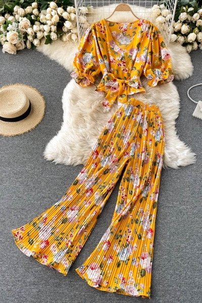 Moderan ženski komplet sa cvjetnim motivima