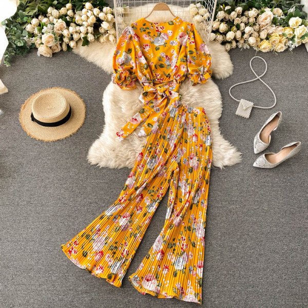 Moderan ženski komplet sa cvjetnim motivima