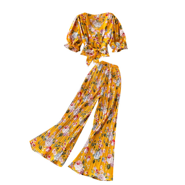 Moderan ženski komplet sa cvjetnim motivima