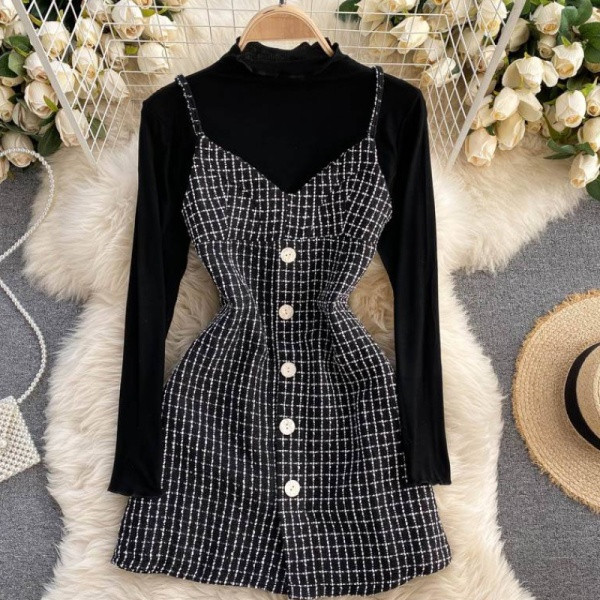 Moderan ženski komplet iz dva dijela sa gumbima i tankim naramenicama