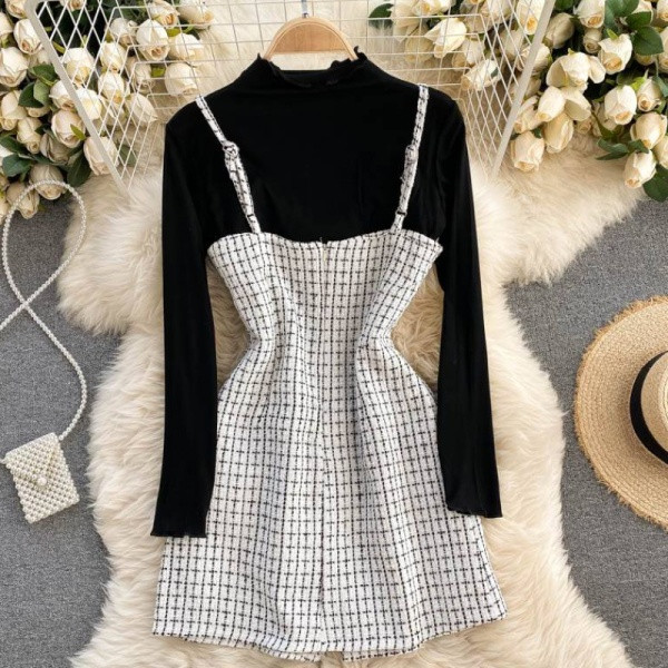 Moderan ženski komplet iz dva dijela sa gumbima i tankim naramenicama