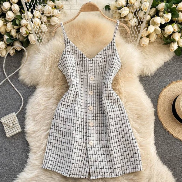 Moderan ženski komplet iz dva dijela sa gumbima i tankim naramenicama