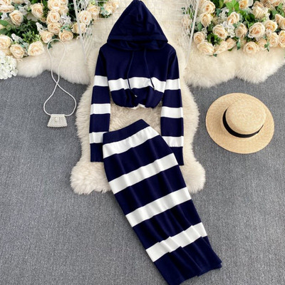 Γυναικείο καθημερινό ριγέ σετ με κουκούλα και κορδόνια