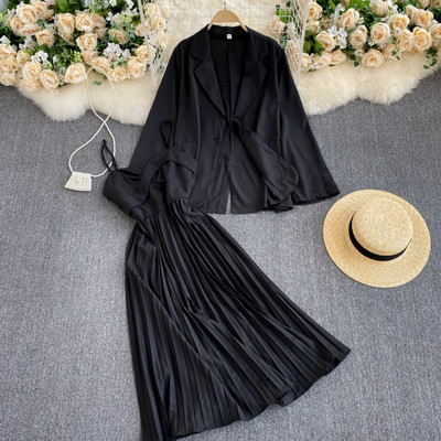 Μοντέρνο γυναικείο σετ από δύο μέρη μπουφάν + φόρεμα με πλισέ κάτω μέρος