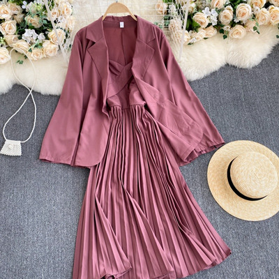 Μοντέρνο γυναικείο σετ από δύο μέρη μπουφάν + φόρεμα με πλισέ κάτω μέρος