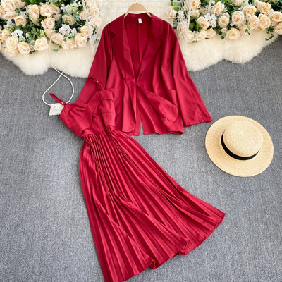 Μοντέρνο γυναικείο σετ από δύο μέρη μπουφάν + φόρεμα με πλισέ κάτω μέρος