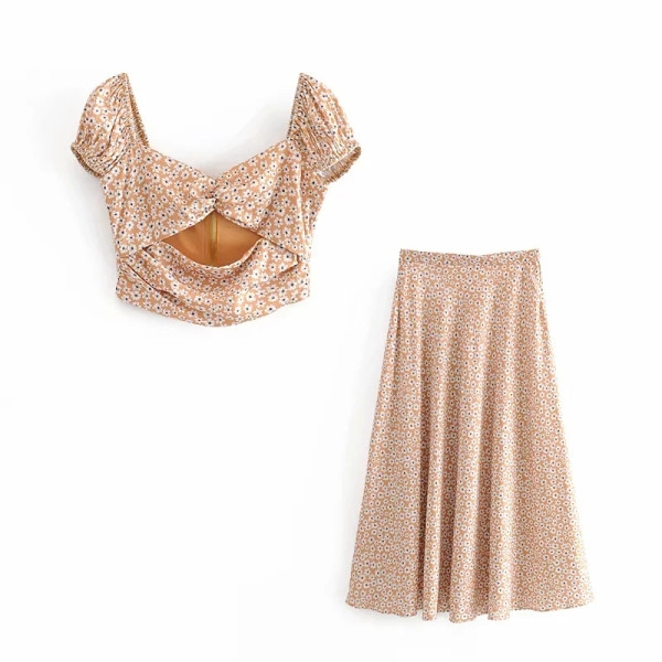 Modern árnyalatú rövid felső és vágott szoknya virágmintával