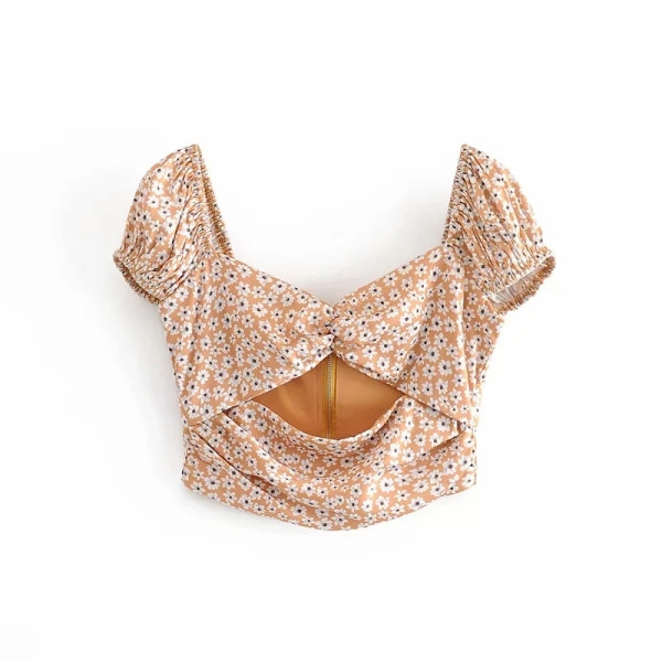 Modern árnyalatú rövid felső és vágott szoknya virágmintával