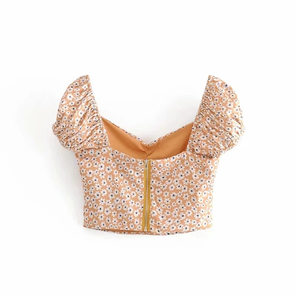 Modern árnyalatú rövid felső és vágott szoknya virágmintával