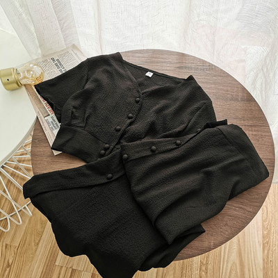 Νέο γυναικείο μοντέρνο σετ με κουμπιά