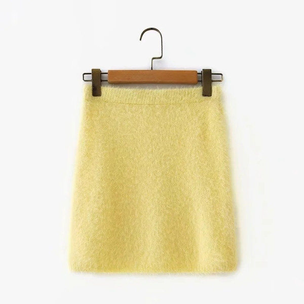 Μοντέρνο σετ από κοντή μπλούζα και φούστα