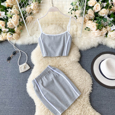 Sportlik-vabaaja naiste topi ja seeliku komplekt