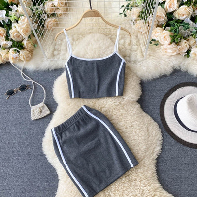 Sportlik-vabaaja naiste topi ja seeliku komplekt