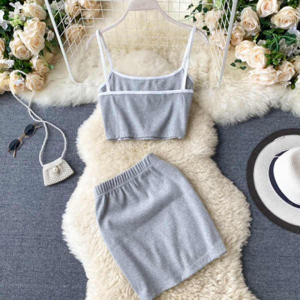 Sportlik-vabaaja naiste topi ja seeliku komplekt