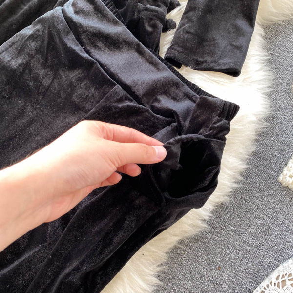Moodne musta värvi sametist naiste komplekt