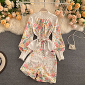 Színes női öltöny virágmintával