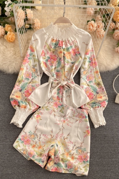 Színes női öltöny virágmintával