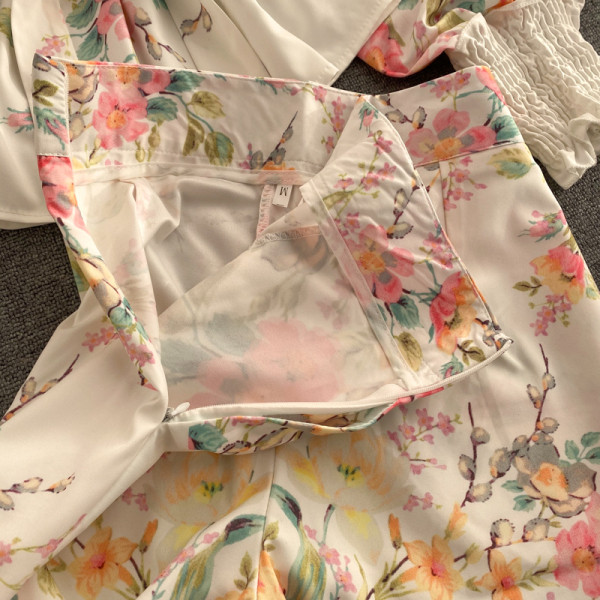 Színes női öltöny virágmintával