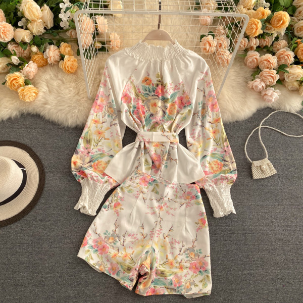 Színes női öltöny virágmintával