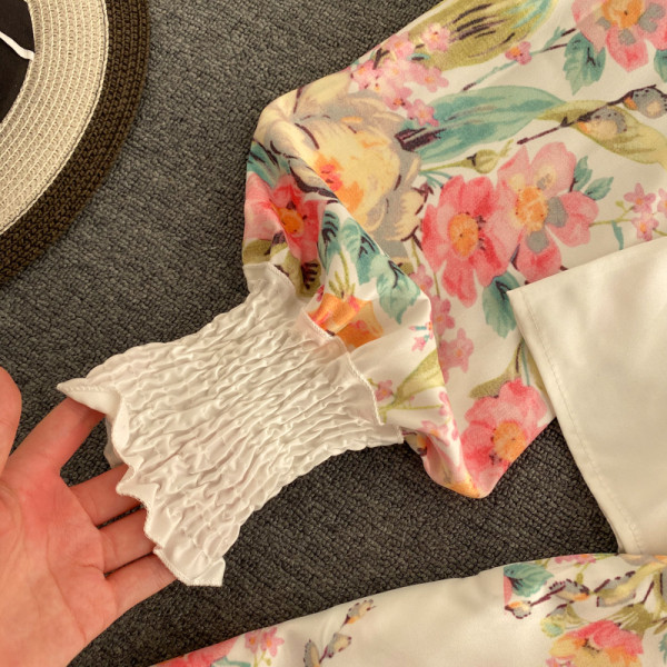 Színes női öltöny virágmintával