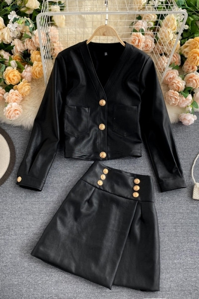 Γυναικείο έκο δερμάτινο σετ σε μαύρο χρώμα και κουμπιά
